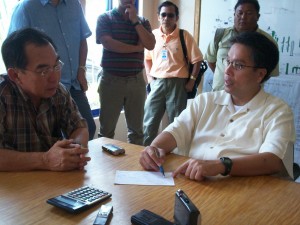 sept-26-foto-roxas__2e2540e7 DOING QUICK MATH. Senator Mar Roxas compares the net income of rice farmers and oil palm growers to discover the latter earns 7 to 8 times more than the average food producer. He then tells PALM Inc’s CK Chang he hope to push the executive to prop the country’s oil palm industry with credit facilities for growers needing to get a jumpstart. (PIA)